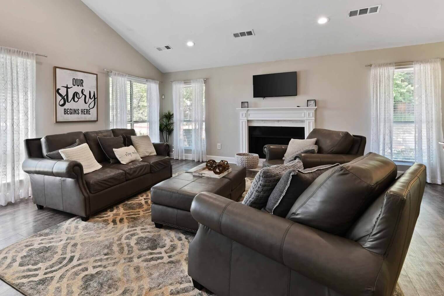 interior clubhouse 300 4